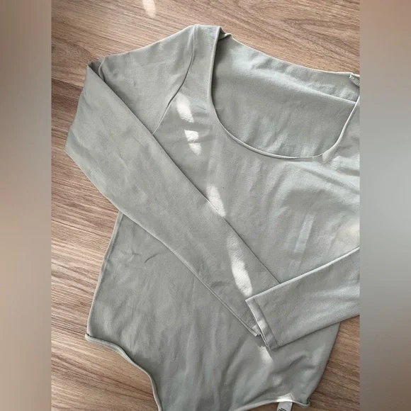 NWOT SKIMS Essential Long Sleeve Scoop Neck Bodysuit - S/M - Picture 3 of 6